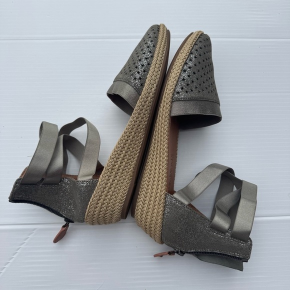 GENTLE SOULS by Kenneth Cole
Noa-Beth Wedge Espadrilles Metallic Gray size 8 - Picture 5 of 11